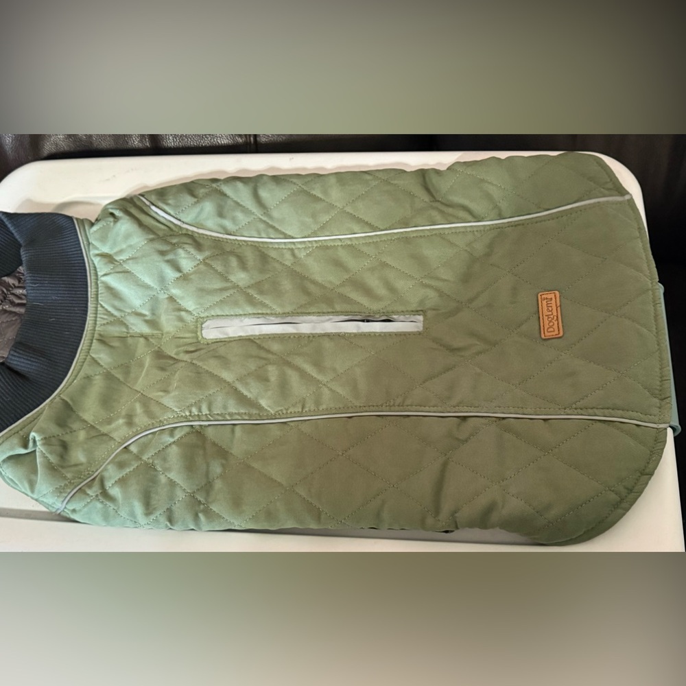 Windproof dog coat w/harness hole, flexible collar